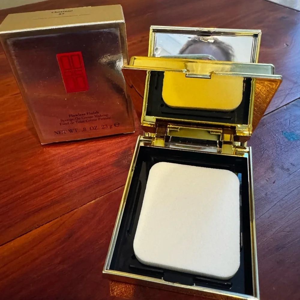 Elizabeth Arden Flawless Finish Foundation - 37 Chesnut